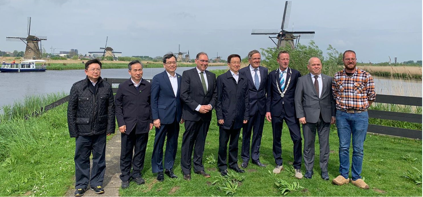 Kaasproeverij met Vice President Han Zheng van China in Kinderdijk