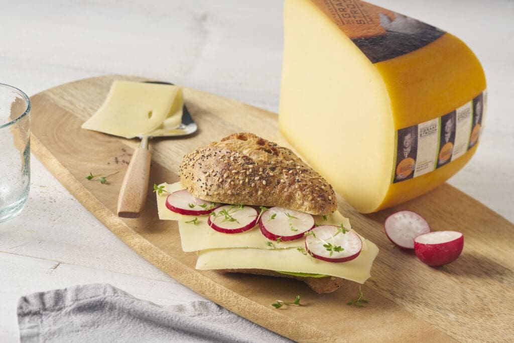 Romig en milde kaas op een broodje