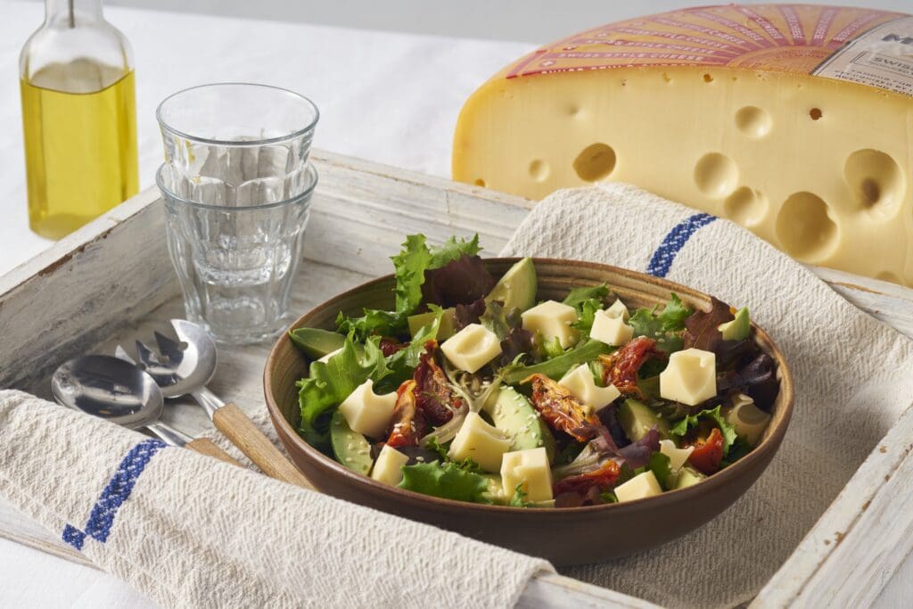 Zachte kaas in een salade